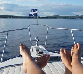 She converted her pontoon into a gorgeous floating tiny home