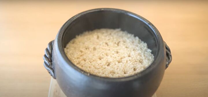 10 unexpected things you can live without as a minimalist, Cooking rice in a clay pot