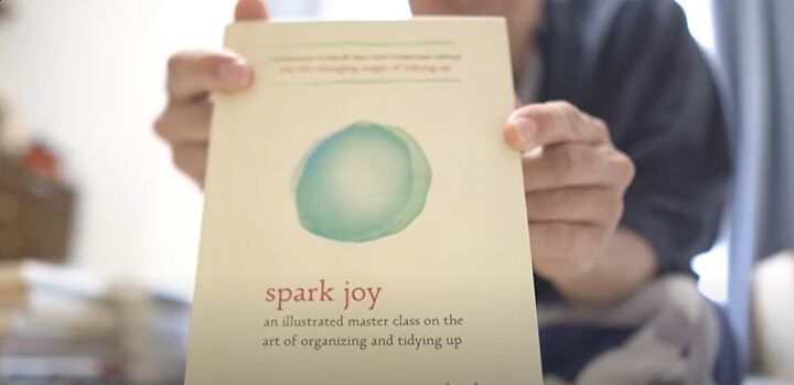 how to clean declutter a room using the konmari method, Spark Joy by Marie Kondo