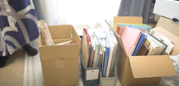 how to clean declutter a room using the konmari method, How to organize papers using the KonMari method