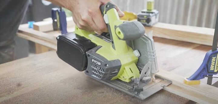 12 essential powers tools you should use to convert a van, Using a circular saw s straight edge