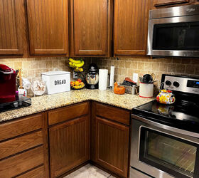 This mom of 7 arranged her small kitchen for maximum functionality (wow!)