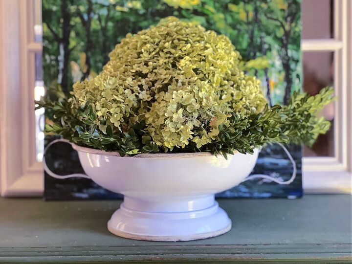 natural and simple decorating ideas for fall, See here how I created this flower arrangement using hydrangeas and boxwood all from our yard