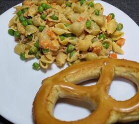 3 easy dollar tree meals you can make for 5 or less, Macaroni and cheese with tuna and a pretzel