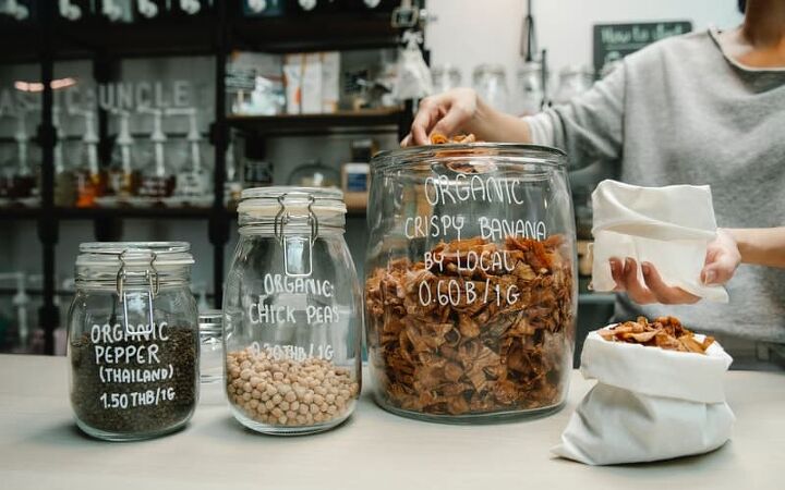 plastic free kitchen tips, glass jars storing food