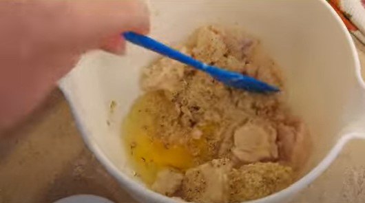 3 quick easy canned chicken recipes using dollar tree ingredients, Adding ingredients to the canned chicken
