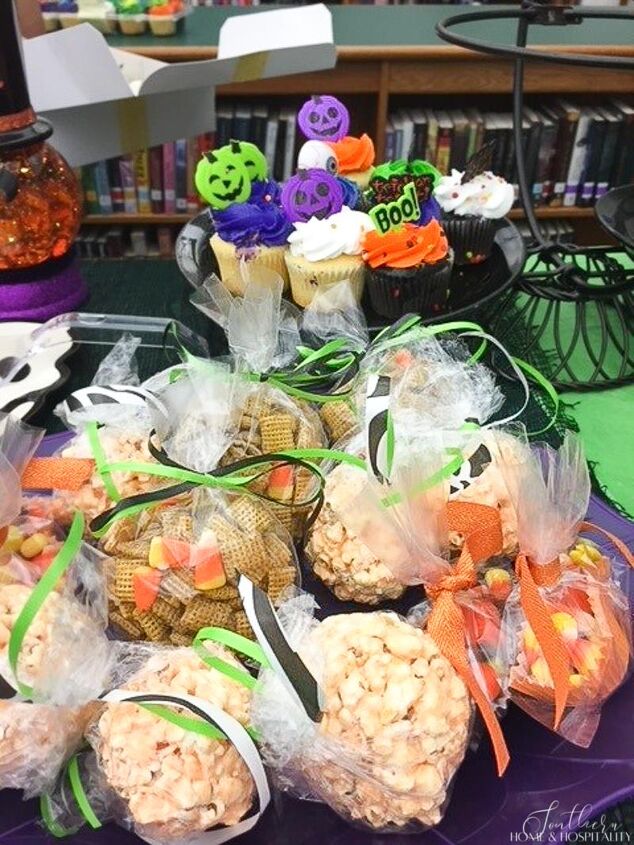 throw an easy halloween party on a scary small budget, Halloween party favor treat bags with snack mix