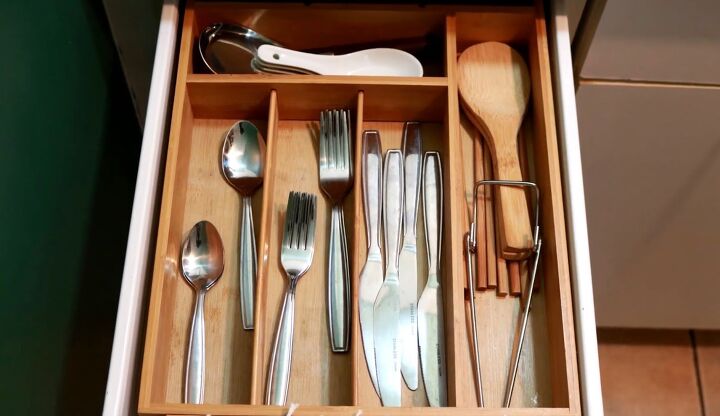 12 practical beautiful clever organizing solutions for your home, Using a bamboo tray to organize kitchen utensils