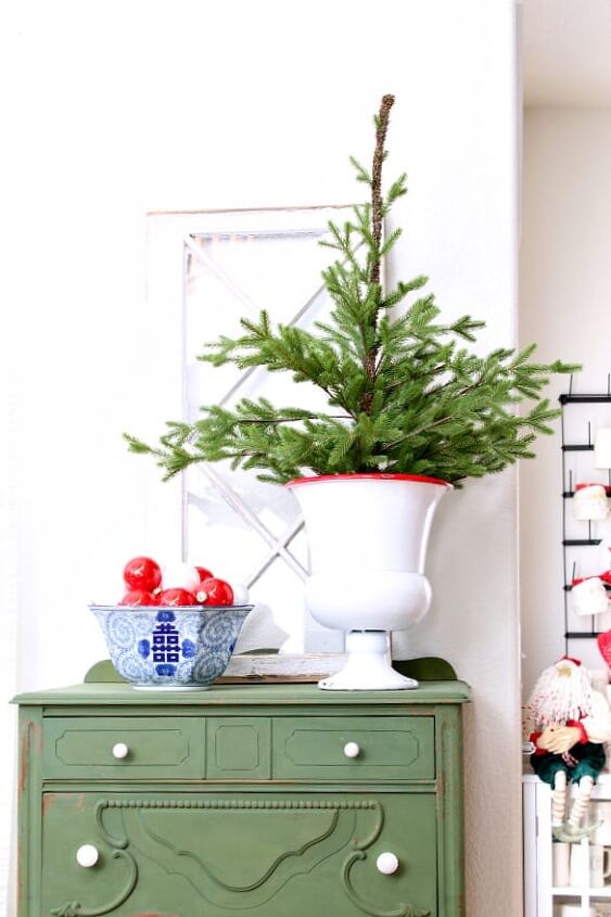 You will love these 1o beautiful Christmas decorating ideas on a budget