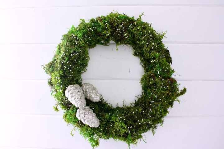 10 beautiful christmas decorating ideas on a budget, Moss and glitter wreath DIY