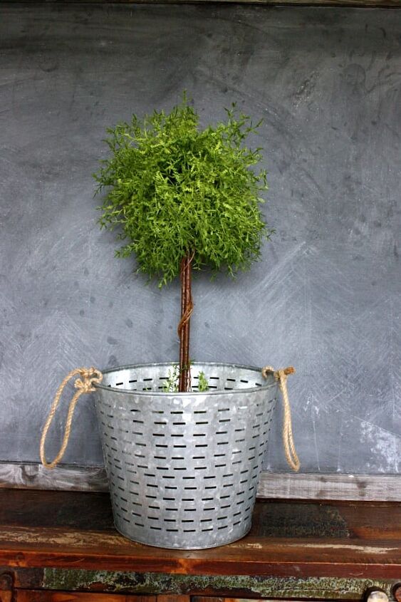 decorating with topiaries