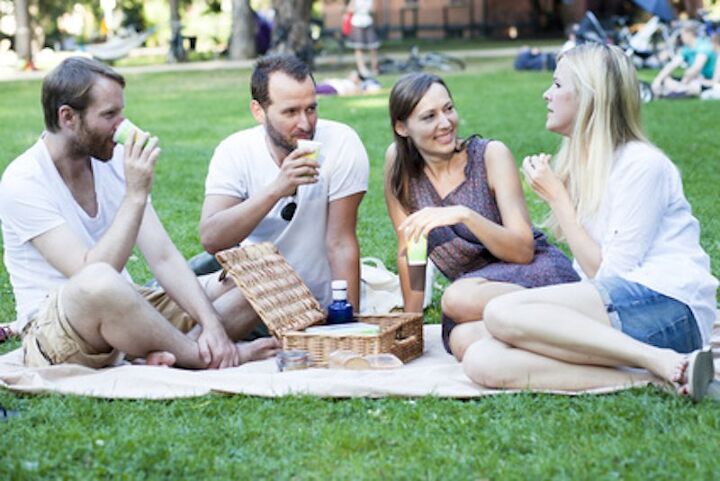 3 ways to finally be frugal, Freunde im Park beim Picknick