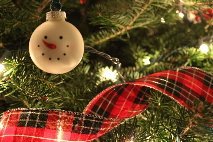 best things to buy at dollar tree, Christmas decorations on a tree