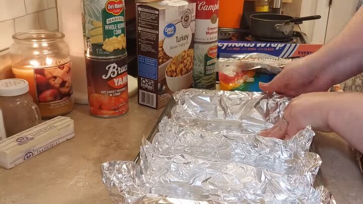 how to make a dollar tree thanksgiving dinner for just 10, Living the pan with tinfoil