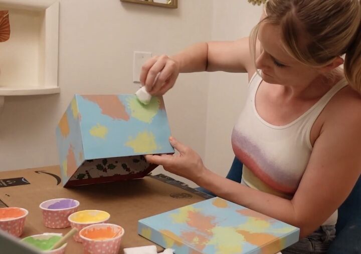 3 dopamine dollar store diys for groovy colorful decor, Painting a tie dye effect onto the box