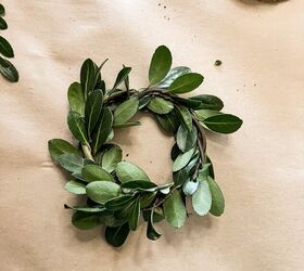 how to use greenery for christmas diy projects, Mini Boxwood Wreath for Christmas Decorations