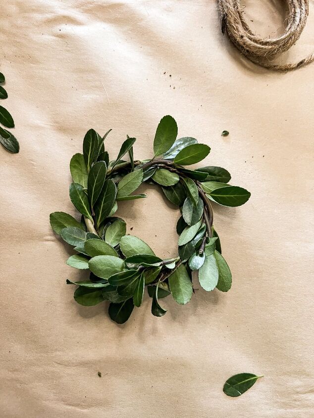 how to use greenery for christmas diy projects, Mini Boxwood Wreath for Christmas Decorations