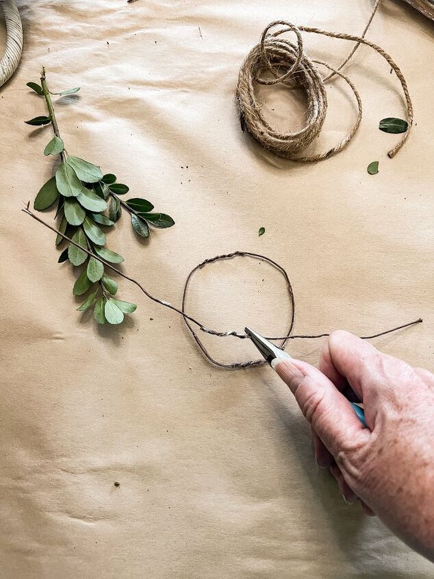 how to use greenery for christmas diy projects, Twist wire into a circle to make Christmas Crafts for the Holidays