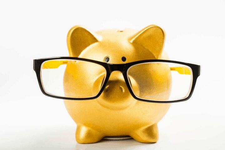 31 genius hacks for how to live frugally on one income, piggy bank wearing glasses