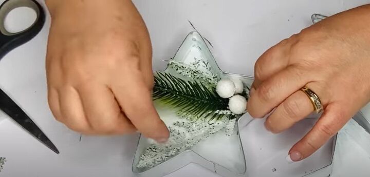 8 festive dollar tree christmas diys craft projects, Adding springs to the stars