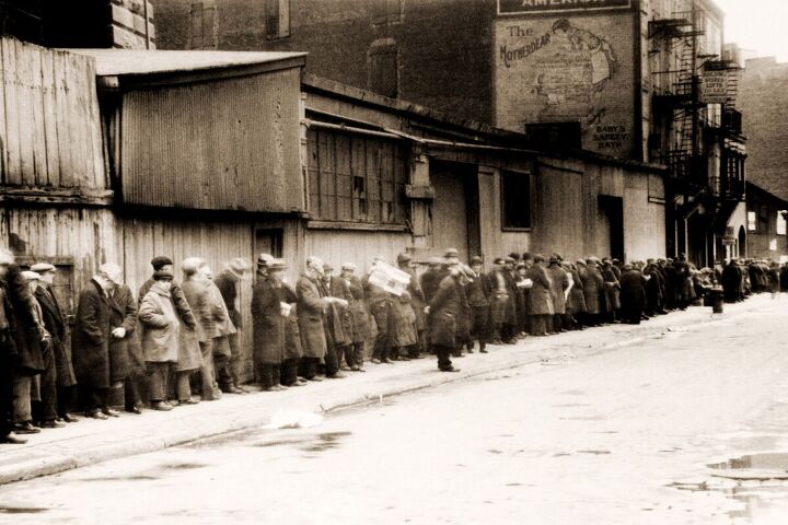 10 of grandma s best frugal living tips from the great depression, Great Depression breadline