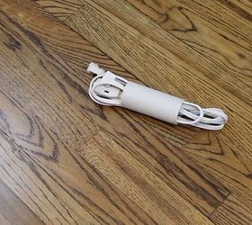 8 simple life hacks you can do with common trash items, Using a toilet paper roll to organize cords