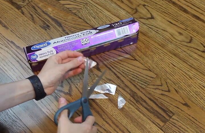 8 simple life hacks you can do with common trash items, How to sharpen dull scissors
