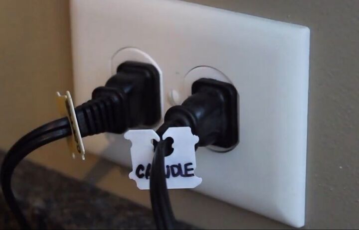 8 simple life hacks you can do with common trash items, Labeling wires with bread ties
