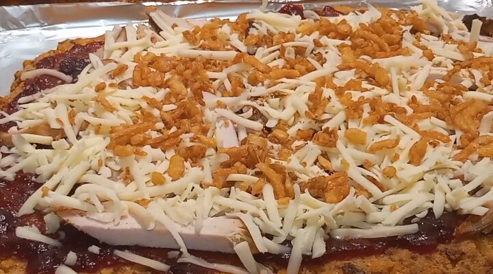 how to make a tasty thanksgiving pizza using your leftovers, Adding cheese to the top