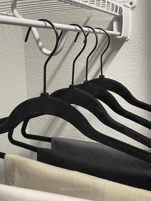 how to purge organize and store your clothes, Black velvet matching hangers in an organized closet