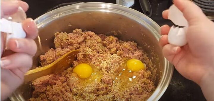 2 super easy cheap meals for big families of up to 12, Adding the ground turkey to the pot