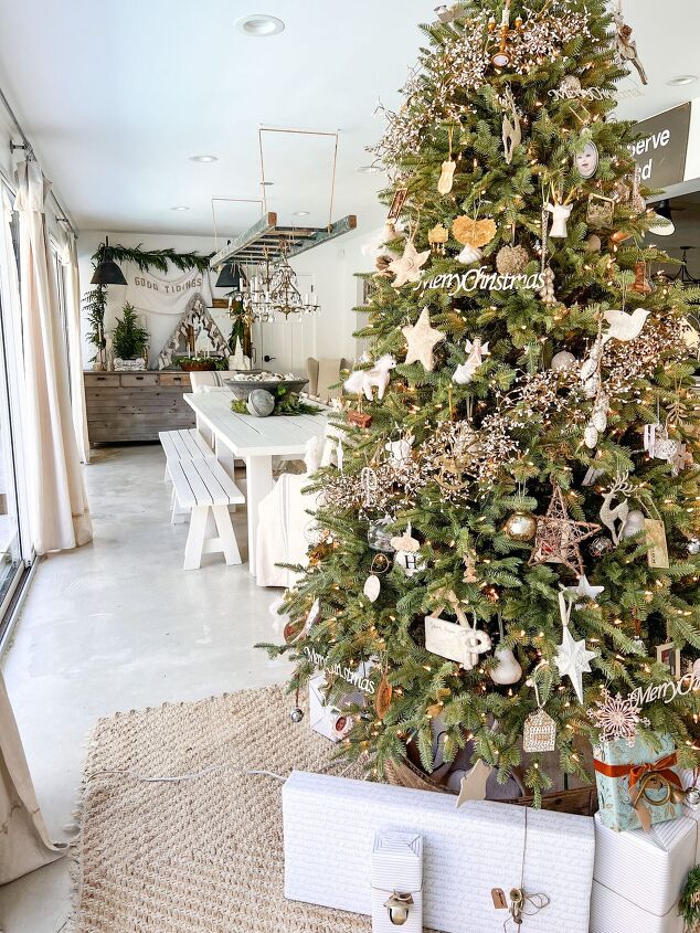 how to use christmas ornaments for quick and easy holiday decorating