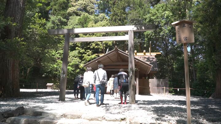 7 minimalist traditions customs for new year in japan, Visiting Shinto shrines for New Year