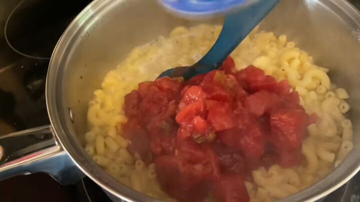 tasty cheap meal from the great depression macaroni tomatoes, Adding the diced tomatoes
