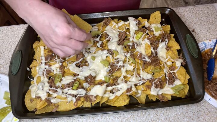 3 delicious meal ideas for a family of 4 on a budget, Sprinkling toppings on the nachos