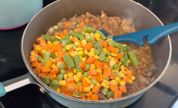 3 quick easy budget meals for a family of 4, Mixing vegetables with the beef