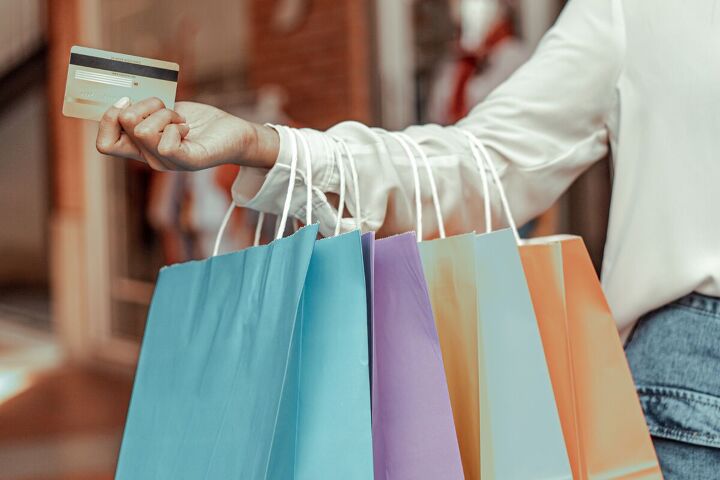 5 minimalist money habits to help save you more, Curbing shopping habits