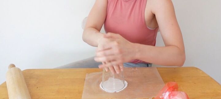 3 easy diy valentine s gifts that only take 5 minutes to make, Using a glass as a cutter