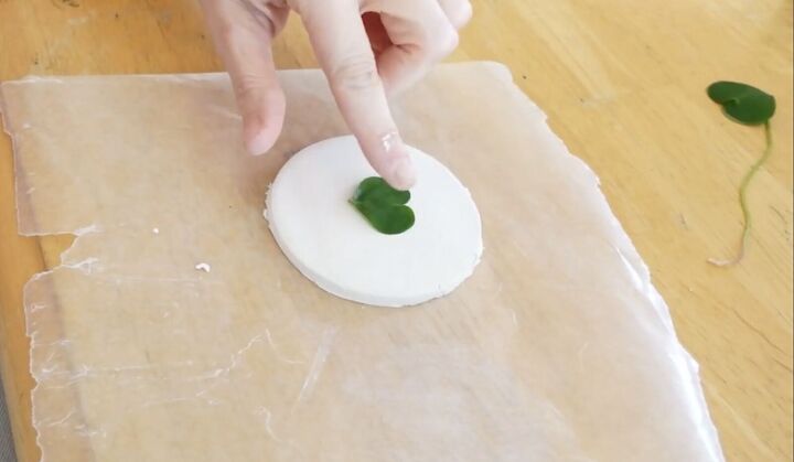 3 easy diy valentine s gifts that only take 5 minutes to make, Adding clover leaves to the clay