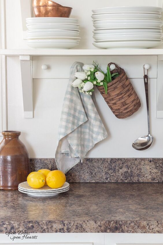 7 beautiful thrifty european farmhouse spring home accessories, fresh lemons on the counter for simple Spring decor
