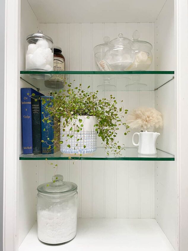 best organizing tips for bedrooms and bathrooms, organized shelves in a bathroom