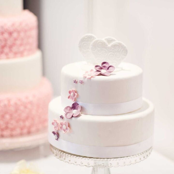 20 unbelievable tips for saving money on a wedding, Save money on your wedding cake by keeping it simple