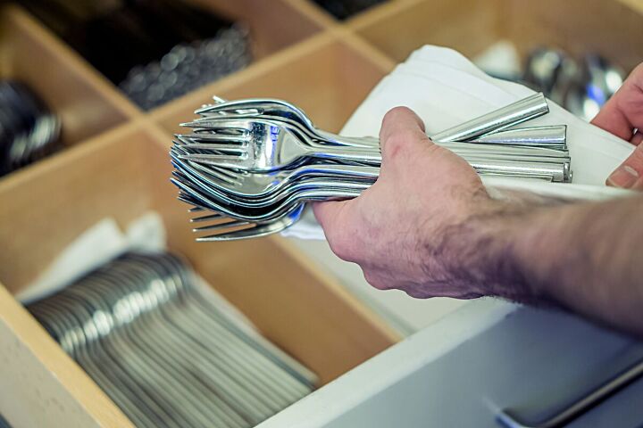 how to become a minimalist in a week, How many forks do you need