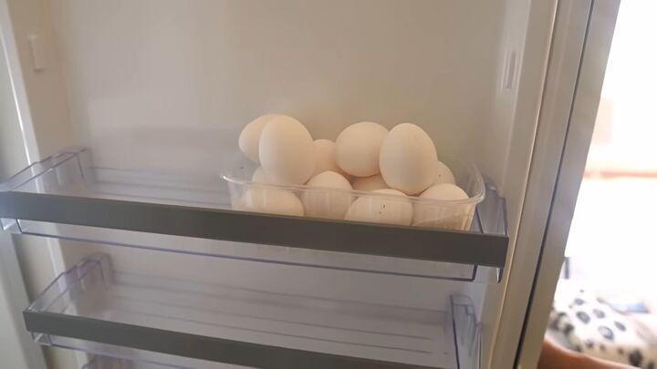 25 simple practical home organization hacks you need to see, Placing all eggs in one single container