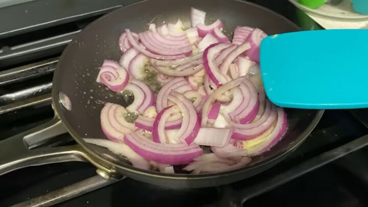 5 quick easy 5 ingredient meals you can make on a budget, Frying red onions