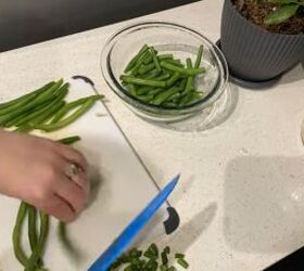 5 quick easy 5 ingredient meals you can make on a budget, Prepping the green beans