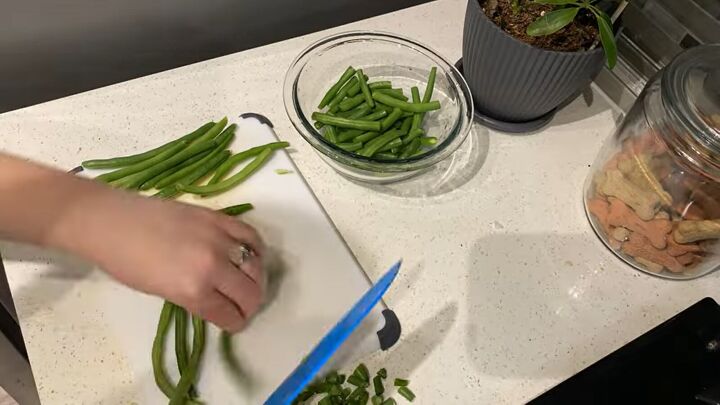 5 quick easy 5 ingredient meals you can make on a budget, Prepping the green beans