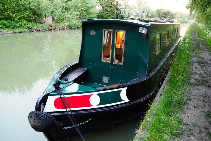 living traveling around the uk in a narrowboat home, Narrowboat home