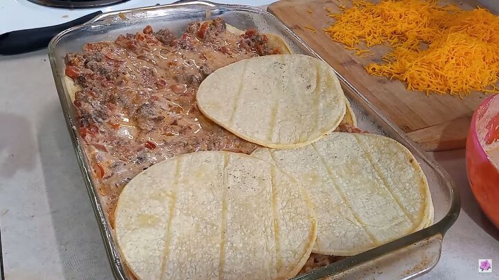 7 easy meals for large families on a budget, How to make a casserole with tortillas
