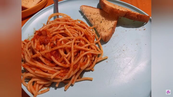 7 easy meals for large families on a budget, Spaghetti with garlic toast